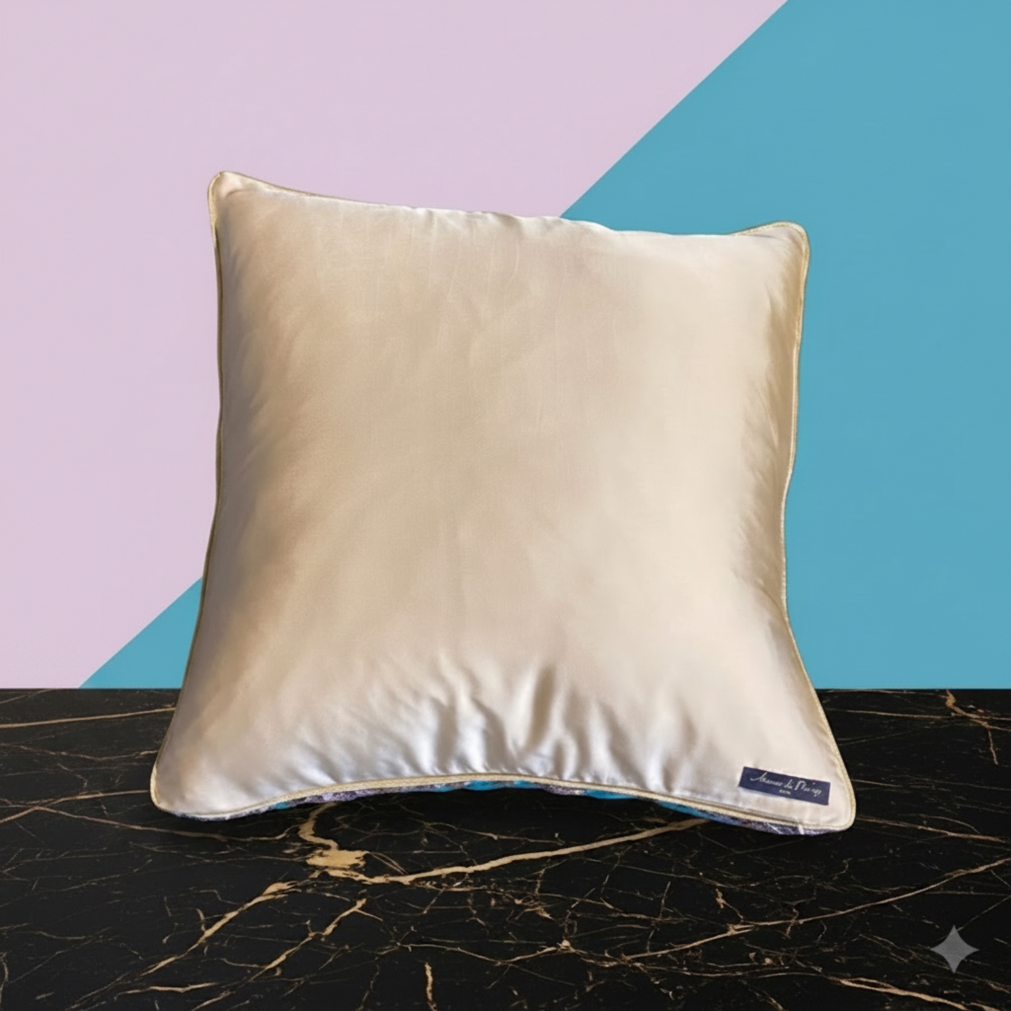Housse de coussin Bourbon – dos en polyester 100% uni ivoire, biais en or, 50x50 cm – Amour de Pin-up Paris
