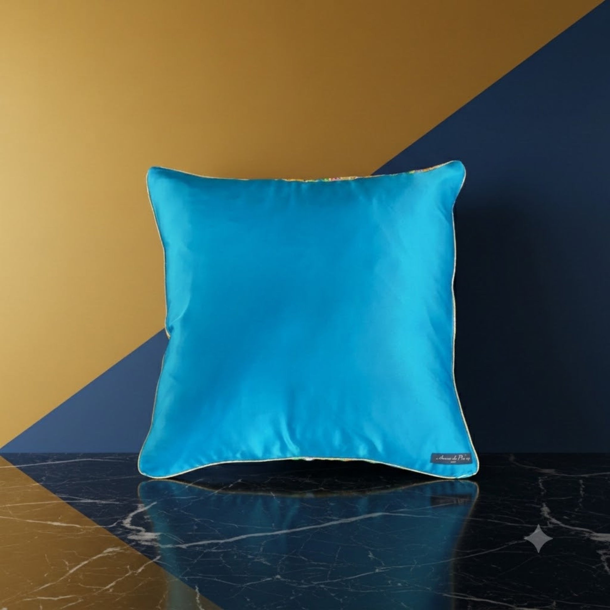 Housse de coussin Auris – verso uni bleu turquoise en polyester 100%, biais en or – Amour de Pin-up Paris