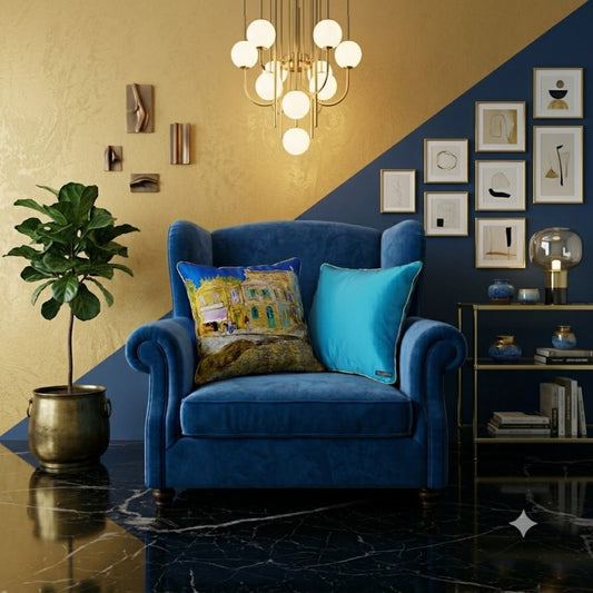 Housse de coussin en soie Auris – mise en scène salon bleu et or, imprimé La Maison Jaune Van Gogh, verso turquoise – Amour de Pin-up Paris