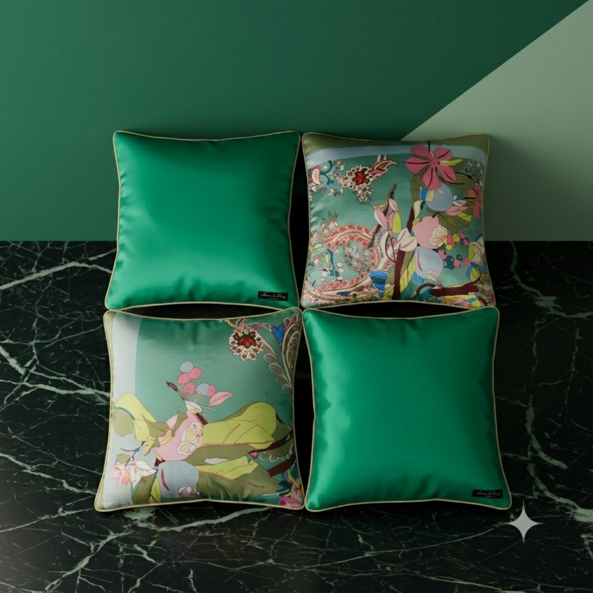 Ensemble de coussins Majesté vert – verso uni vert émeraude et recto motif floral exotique, biais en or – Amour de Pin-up Paris