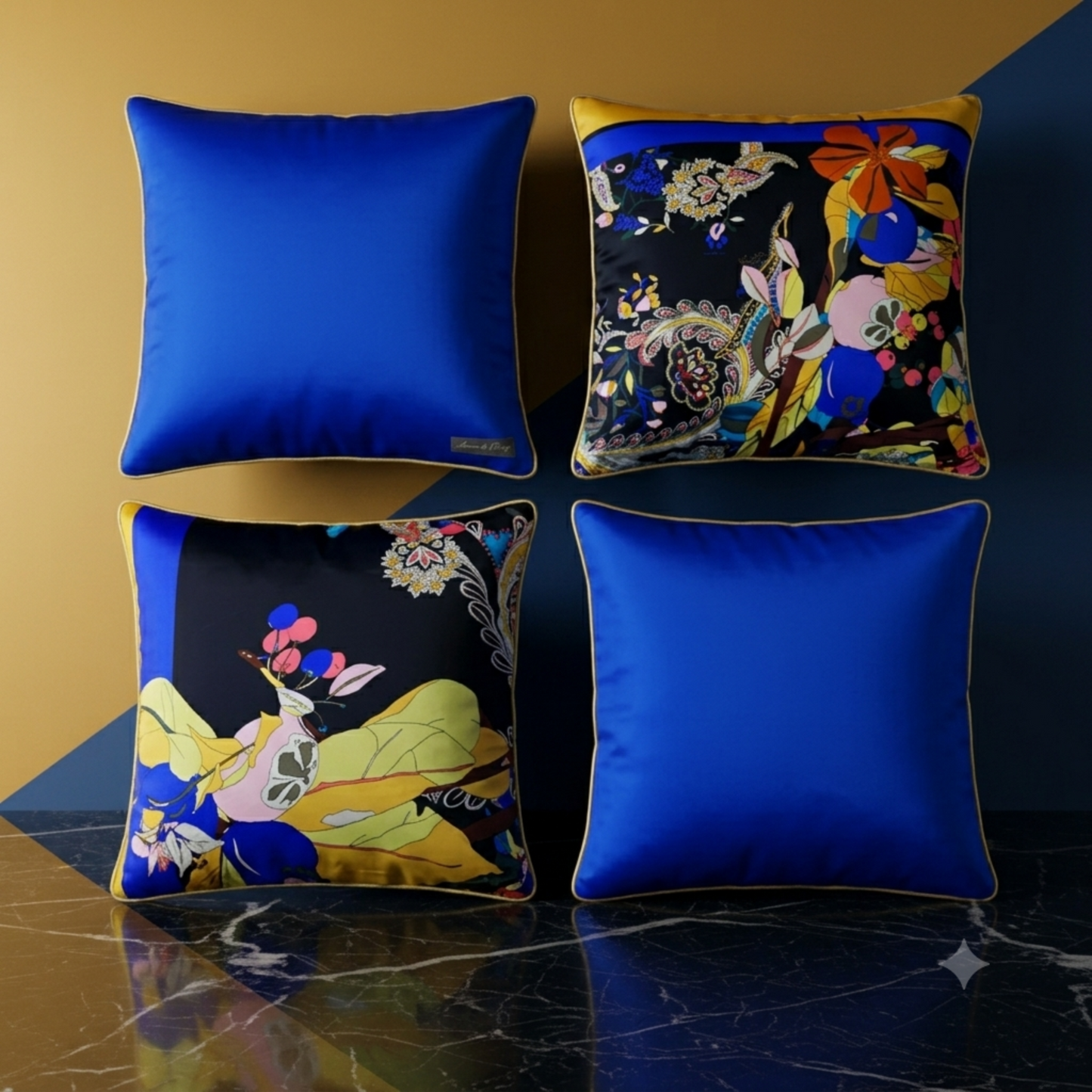Ensemble de coussins Majesté noir – recto motif floral exotique et verso bleu roi, biais en or, 40x40 cm – Amour de Pin-up Paris