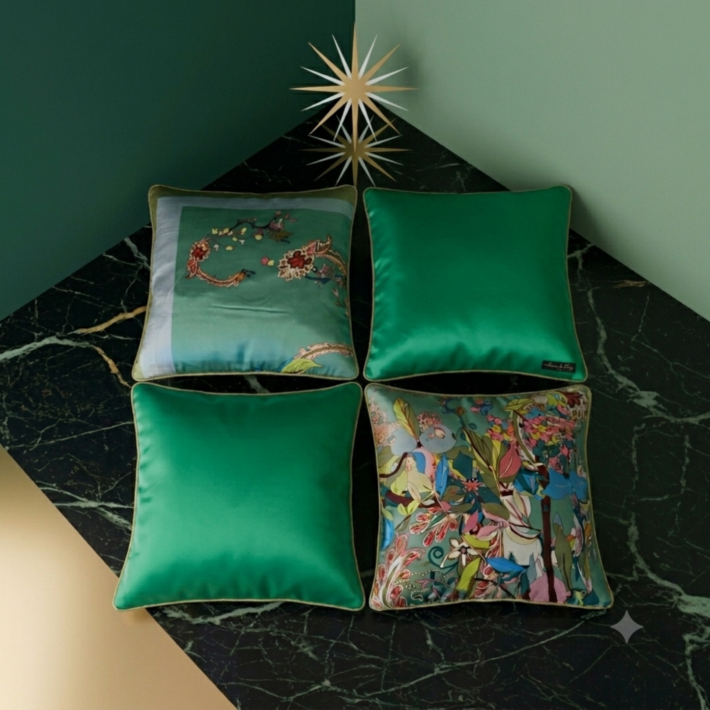 Ensemble de coussins Majesté vert – recto motif floral et verso uni vert émeraude, biais en or, 40x40 cm – Amour de Pin-up Paris