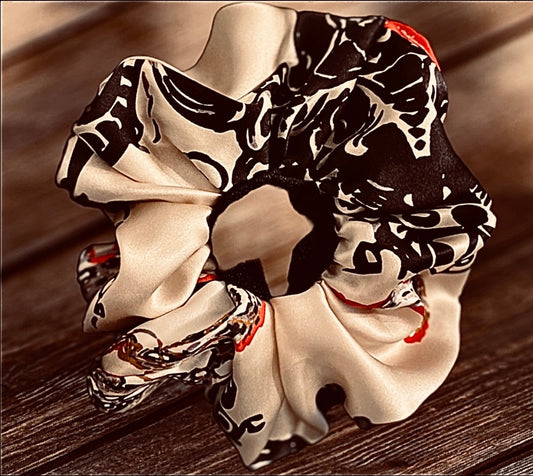 Chou chou Ibiza – satin de soie 100% imprimé floral noir, blanc et rouge, taille unique – Amour de Pin-up Paris
