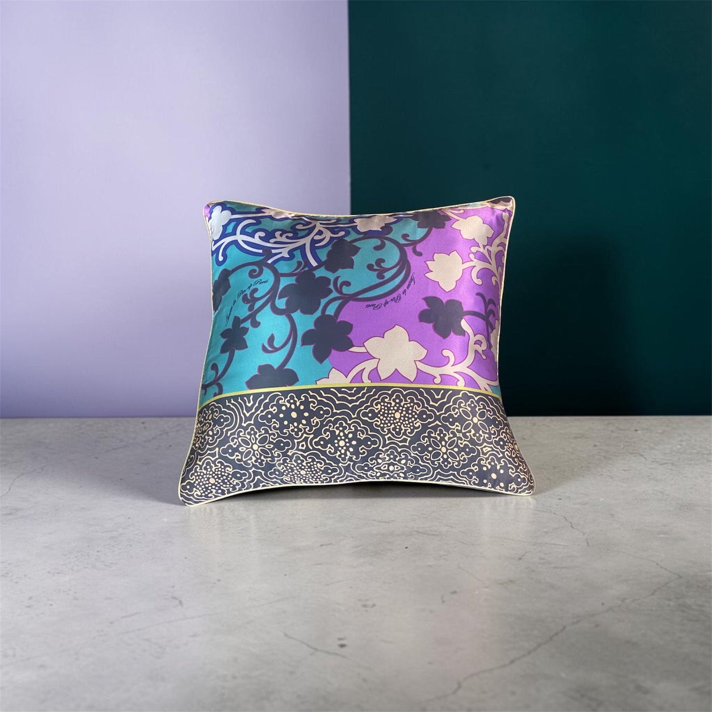 Housse de coussin en soie Versailles violet – motif floral arabesque – Amour de Pin-up Paris