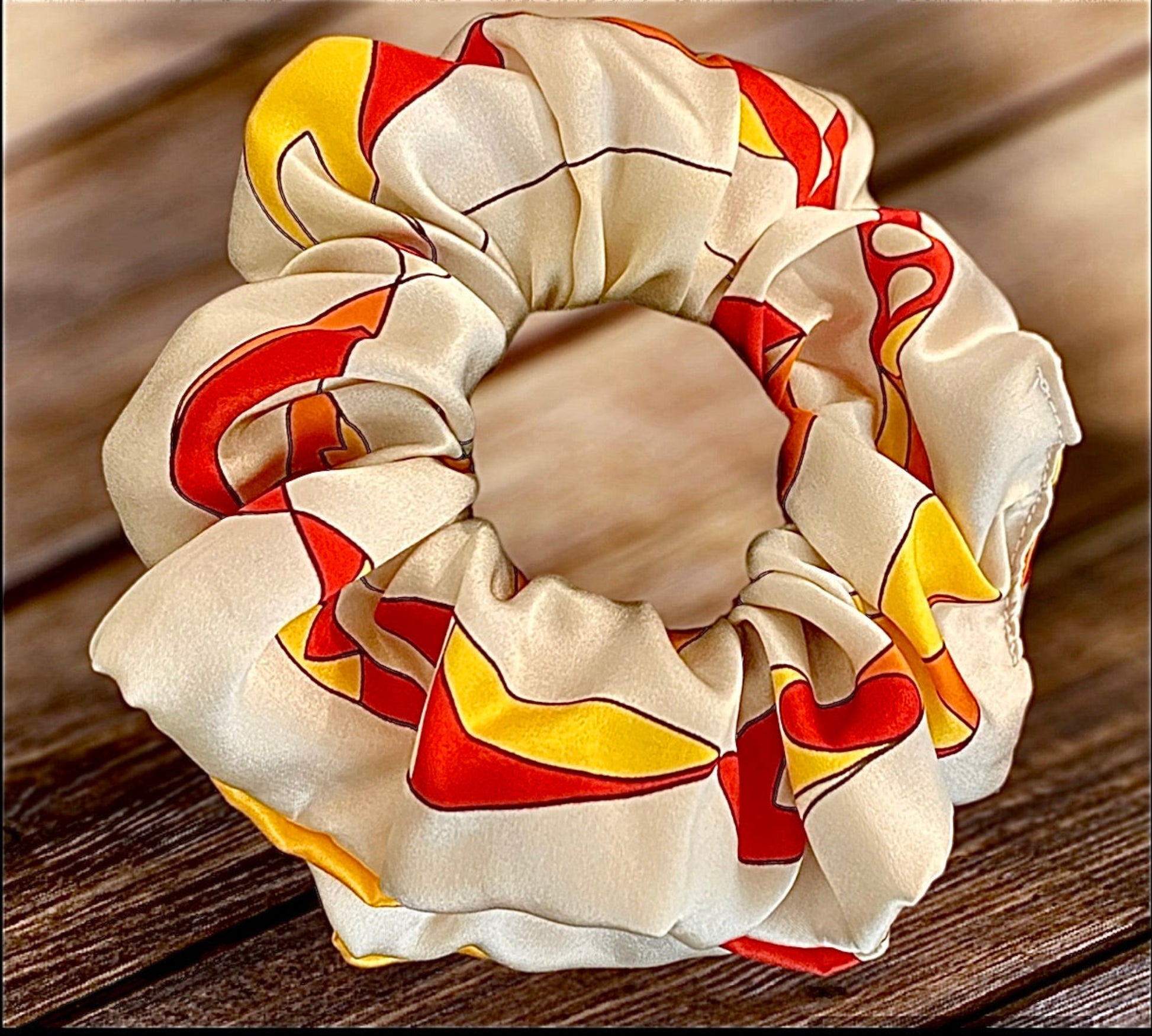 Chou chou Acapulco beige – élastique à cheveux en satin de soie 100%, imprimé exclusif crème, rouge et jaune – Amour de Pin-up Paris
