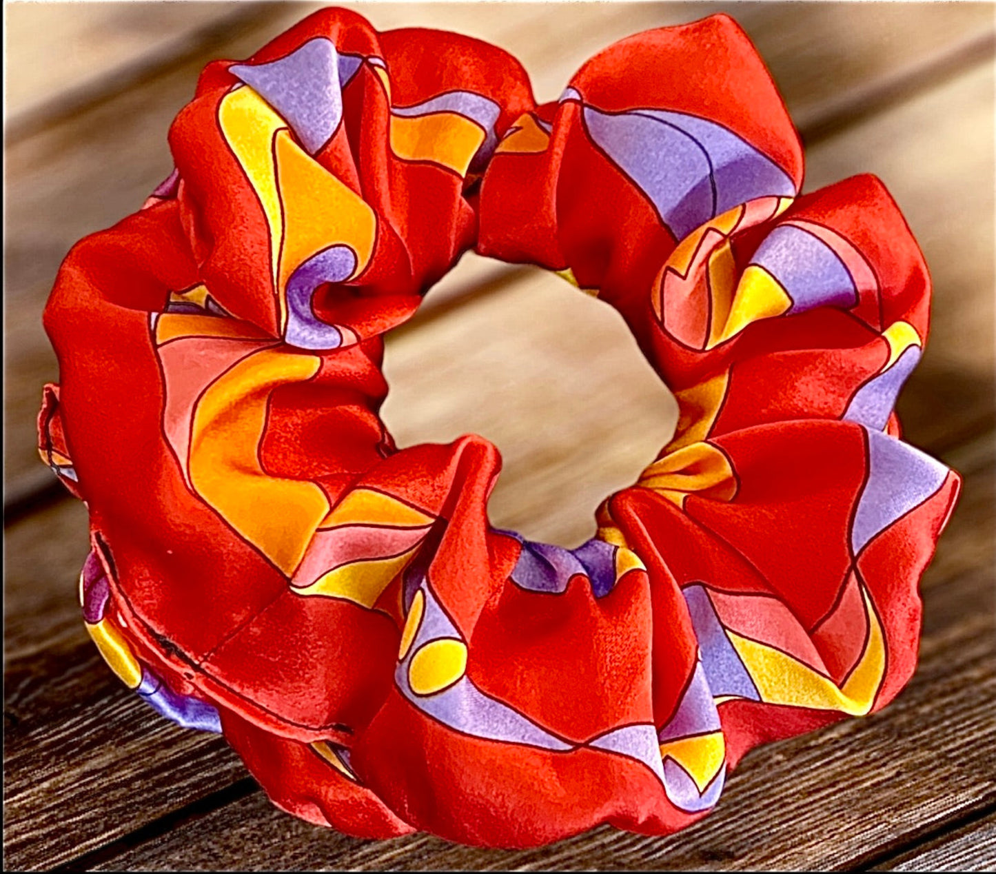 Chou chou Acapulco rouge – élastique à cheveux en satin de soie 100%, imprimé exclusif rouge, jaune et violet – Amour de Pin-up Paris
