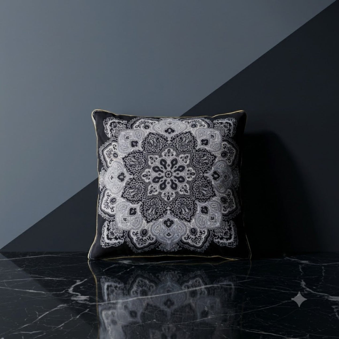 Housse de coussin Lysor – face soie 100% imprimé mandala paisley blanc sur fond noir, biais en or, 50x50 cm – Amour de Pin-up Paris
