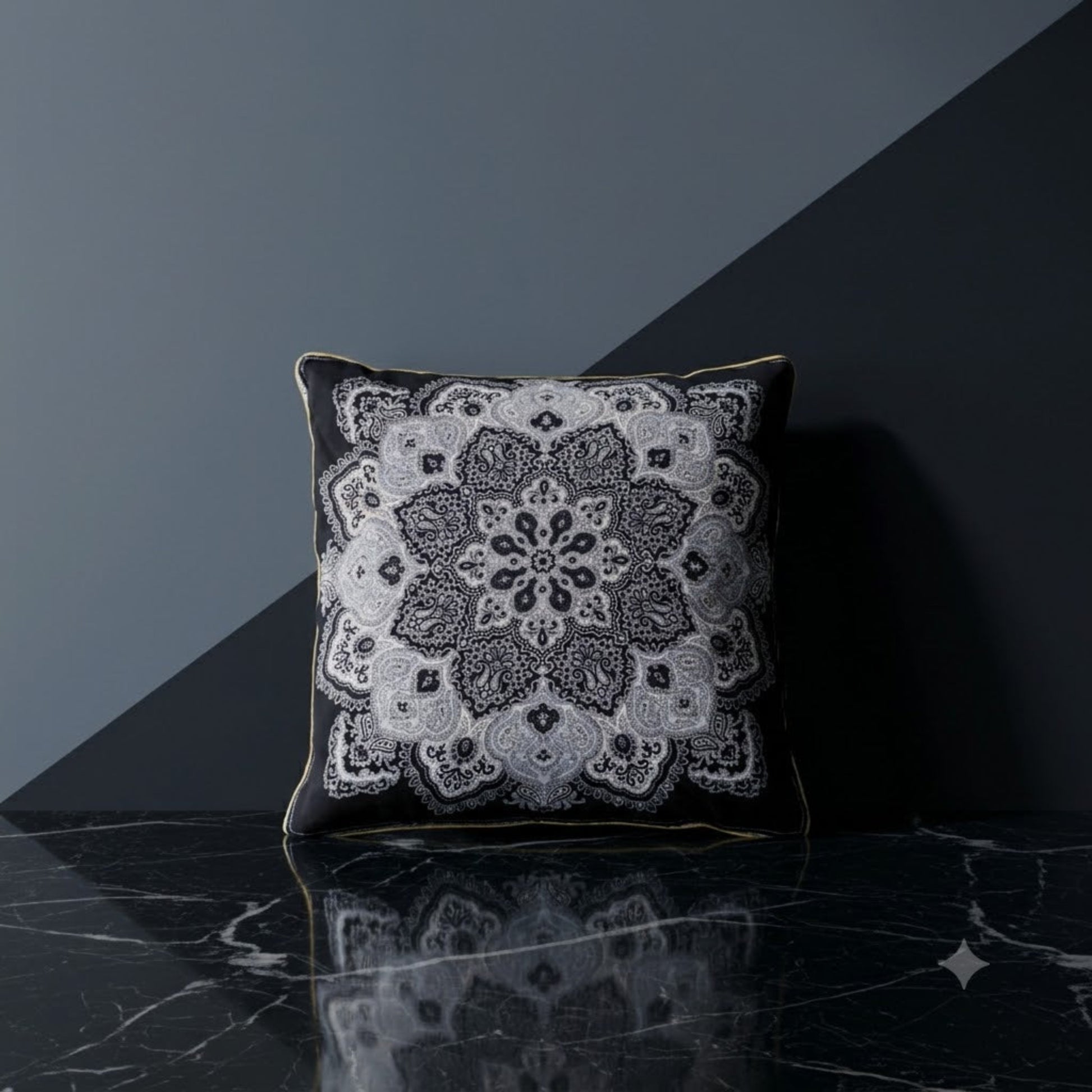 Housse de coussin Lysor – face soie 100% imprimé mandala paisley blanc sur fond noir, biais en or, 50x50 cm – Amour de Pin-up Paris
