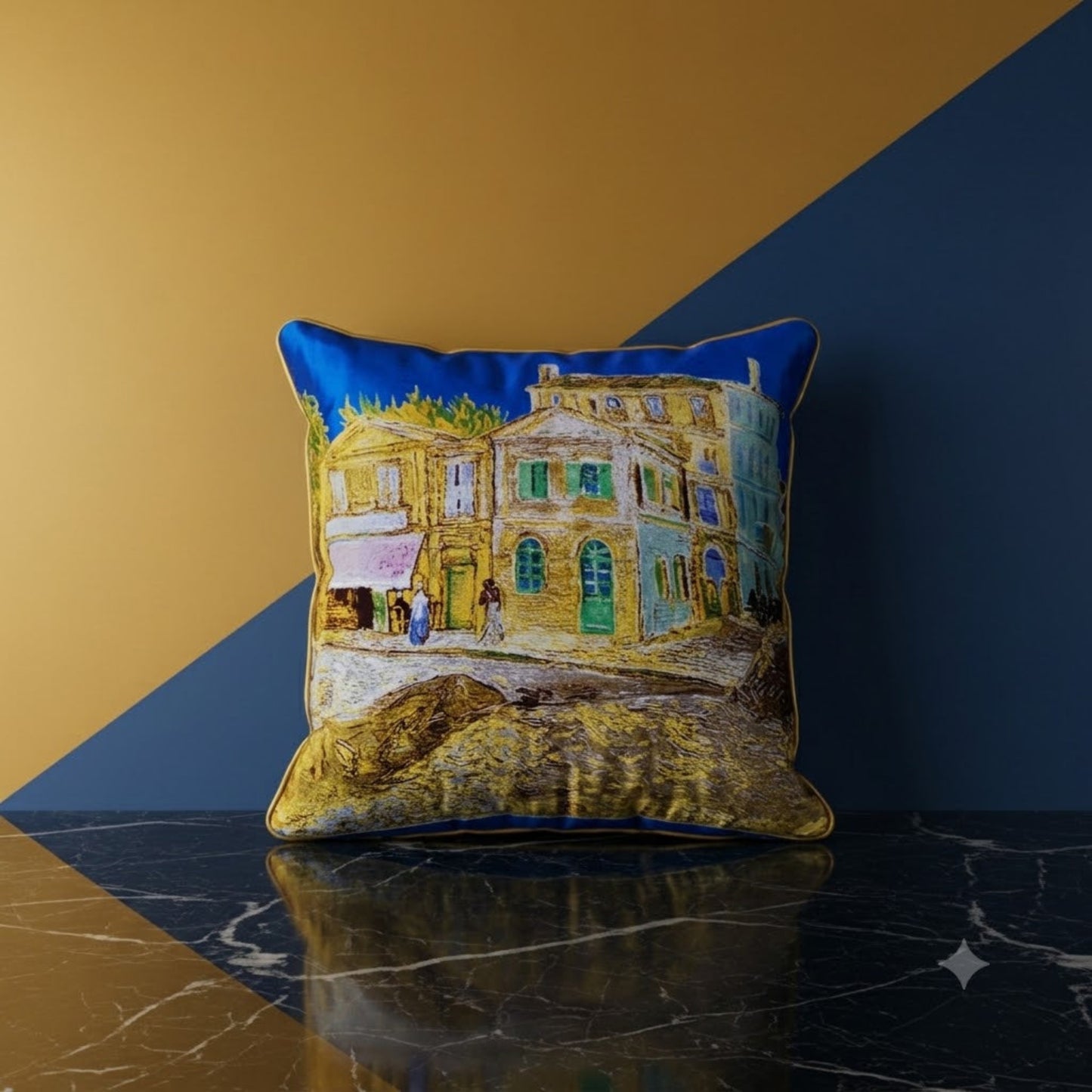 Housse de coussin en soie Auris bleu – imprimé La Maison Jaune de Van Gogh, biais en or, 50x50 cm – Amour de Pin-up Paris