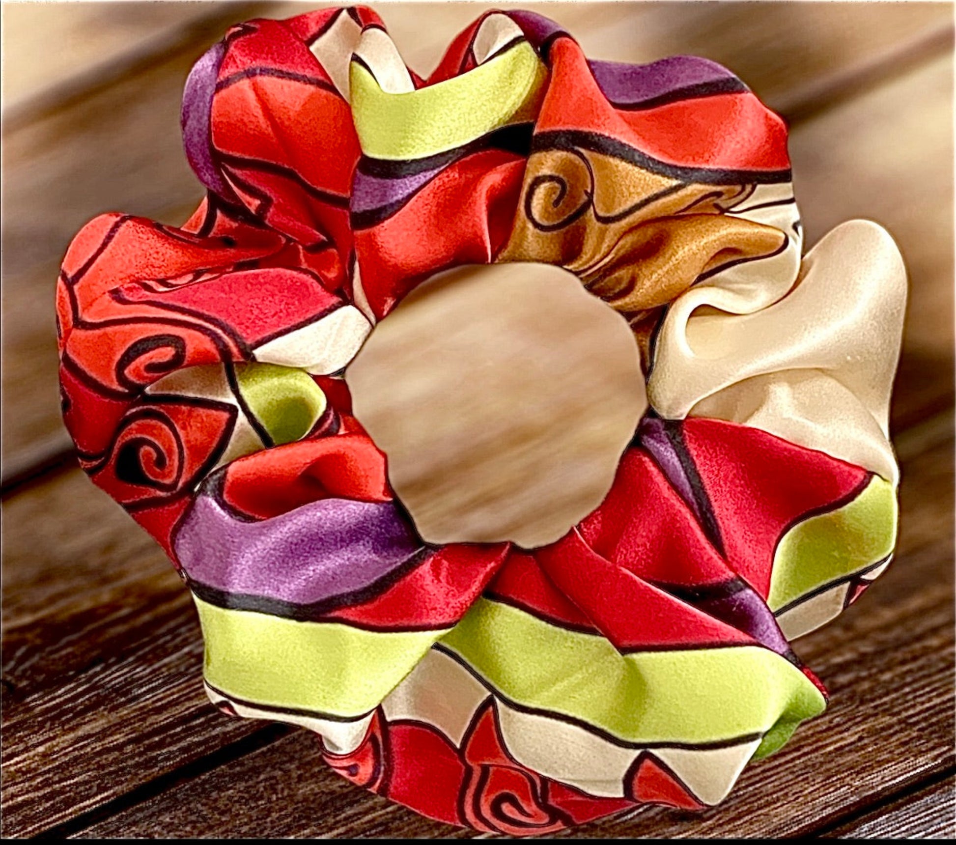 Chou chou Esmeralda – satin de soie 100% imprimé tourbillons rouge, violet et vert, taille unique – Amour de Pin-up Paris
