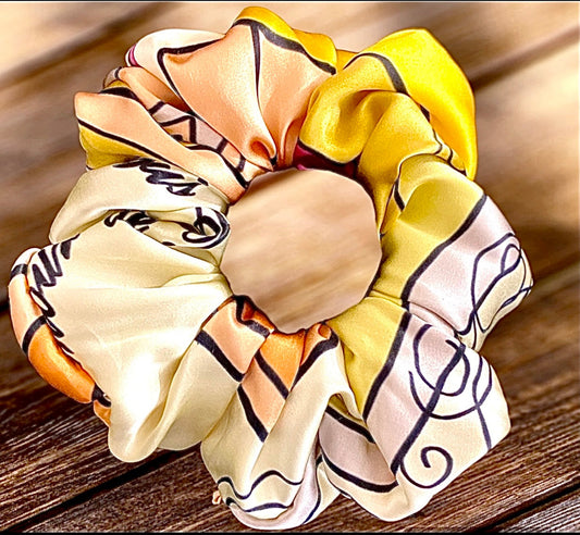 Chou chou Esmeralda – satin de soie 100% imprimé notes de musique ivoire, jaune et orange, taille unique – Amour de Pin-up Paris
