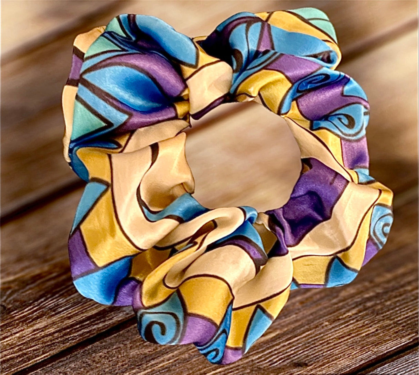 Chou chou Esmeralda – satin de soie 100% imprimé géométrique bleu, violet et or, taille unique – Amour de Pin-up Paris
