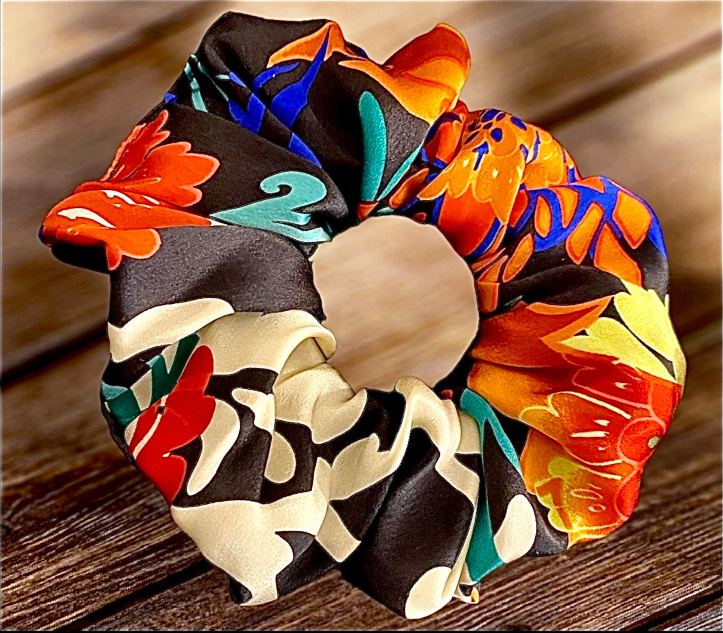 Chou chou Florida noir – satin de soie 100% imprimé exclusif motifs floraux orange, rouge et bleu sur fond noir, taille unique – Amour de Pin-up Paris
