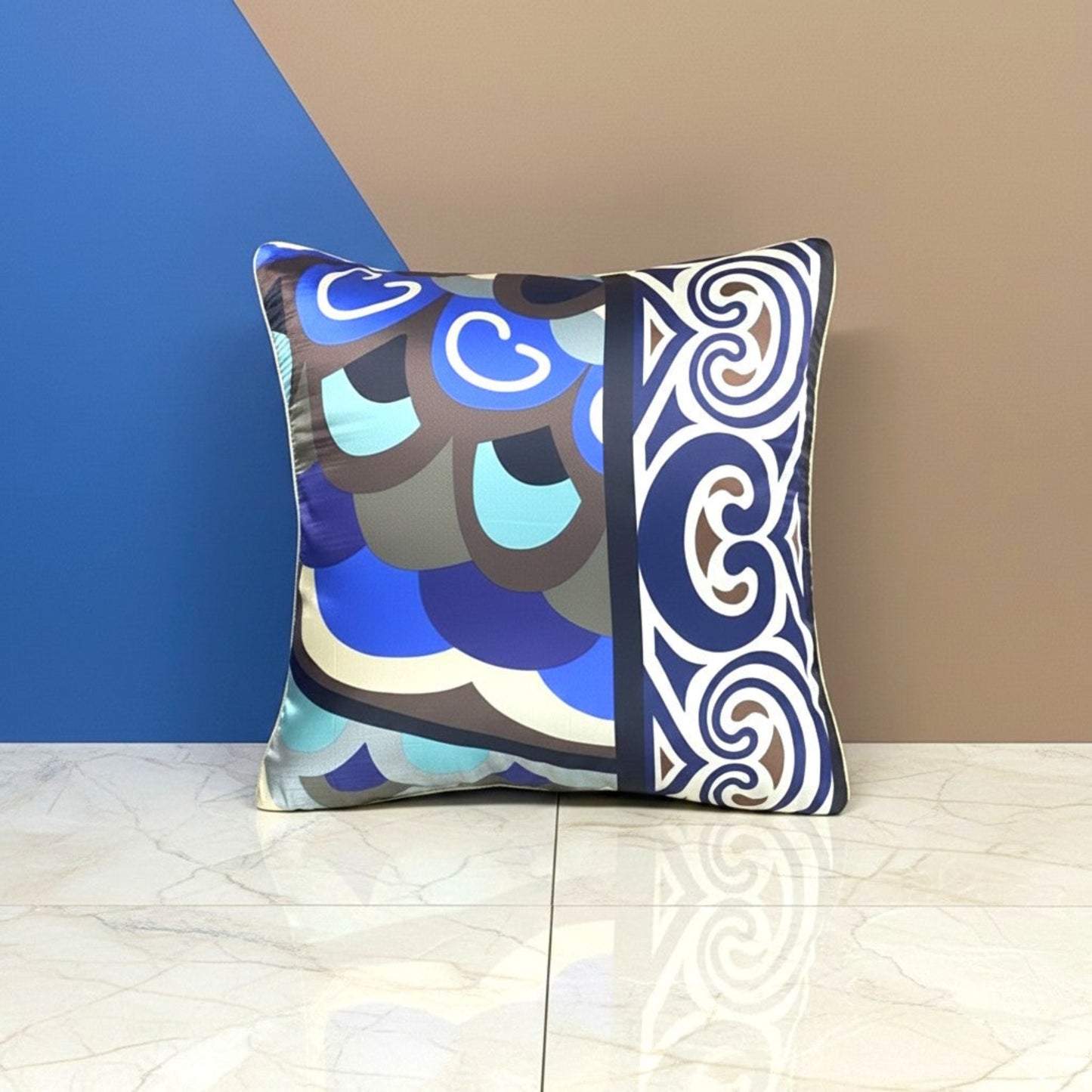 Housse de coussin en soie Richelieu bleu – motif floral arabesque – Amour de Pin-up Paris