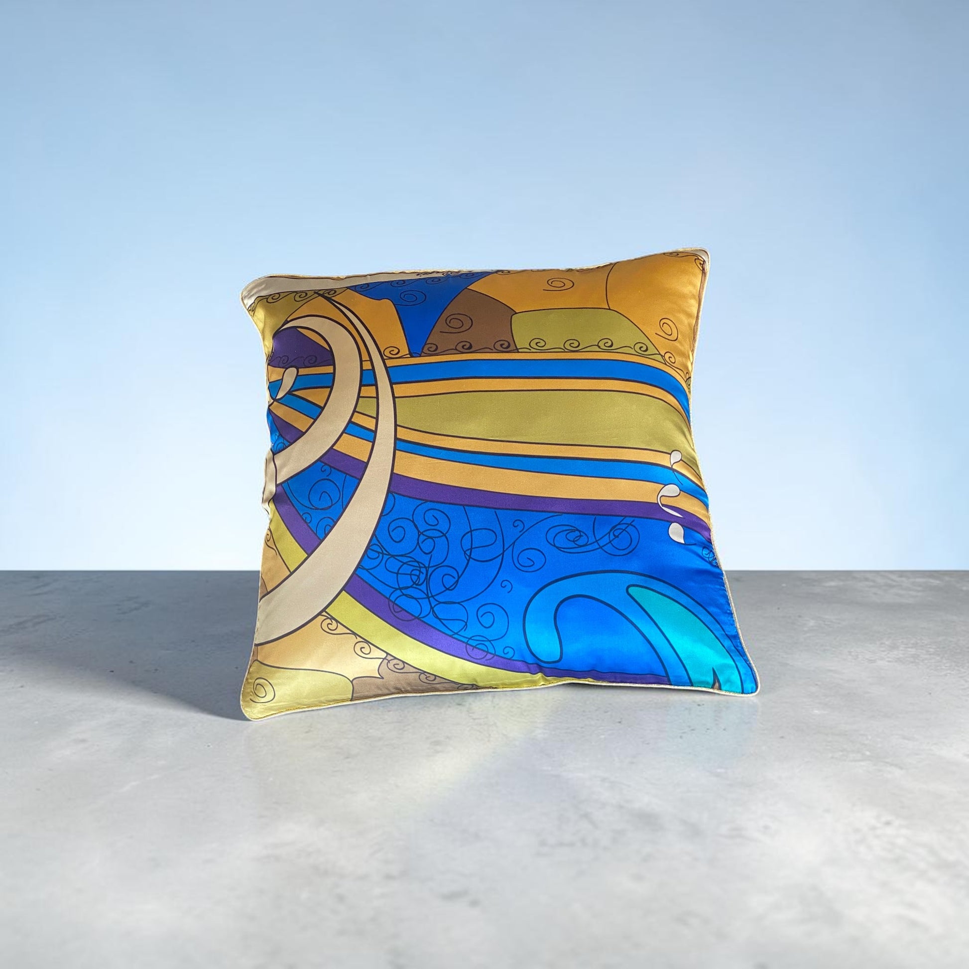 Housse de coussin en soie Vendôme bleu – motif Art Déco arabesques dorées – Amour de Pin-up Paris