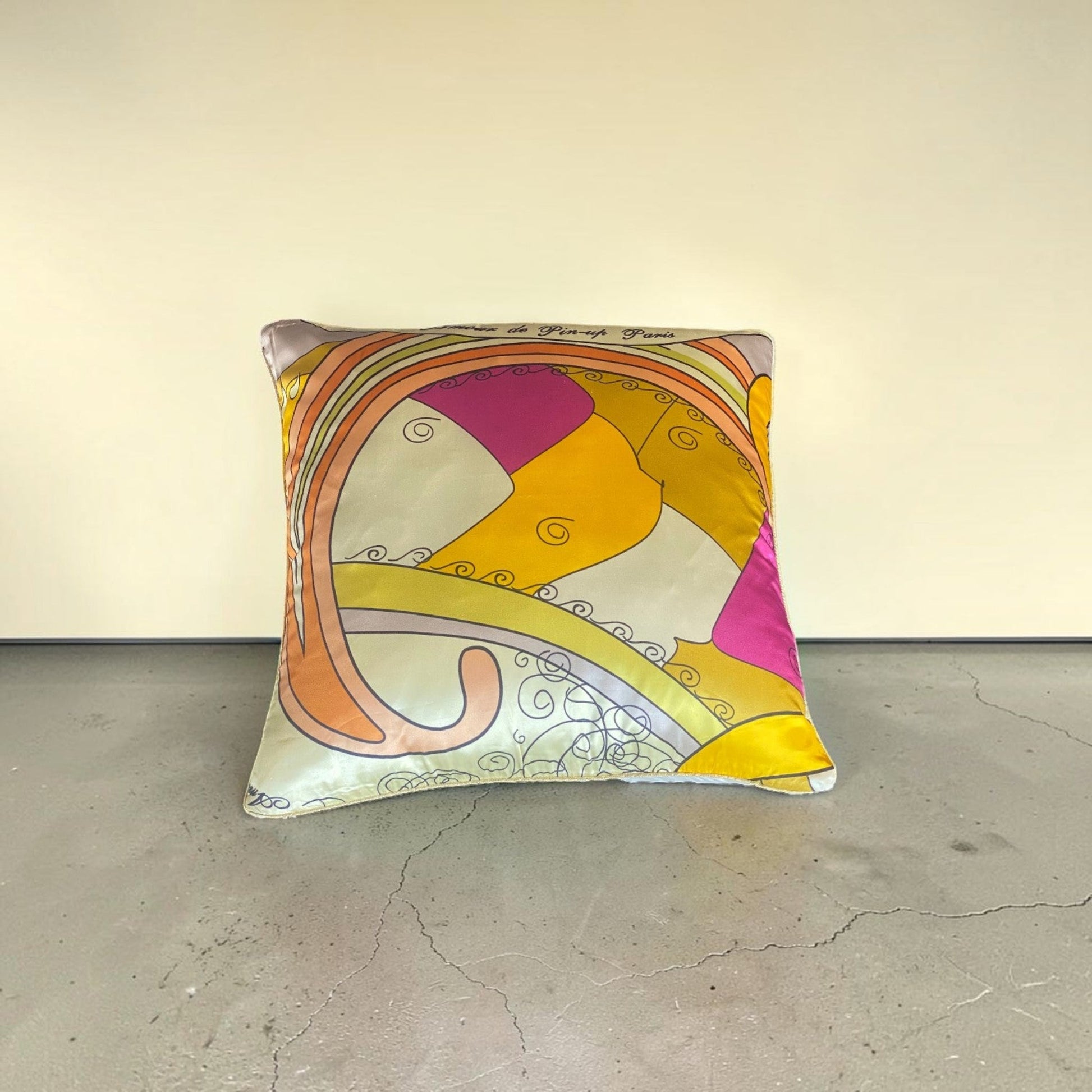 Housse de coussin en soie Vendôme jaune – motif Art Déco arabesques dorées – Amour de Pin-up Paris
