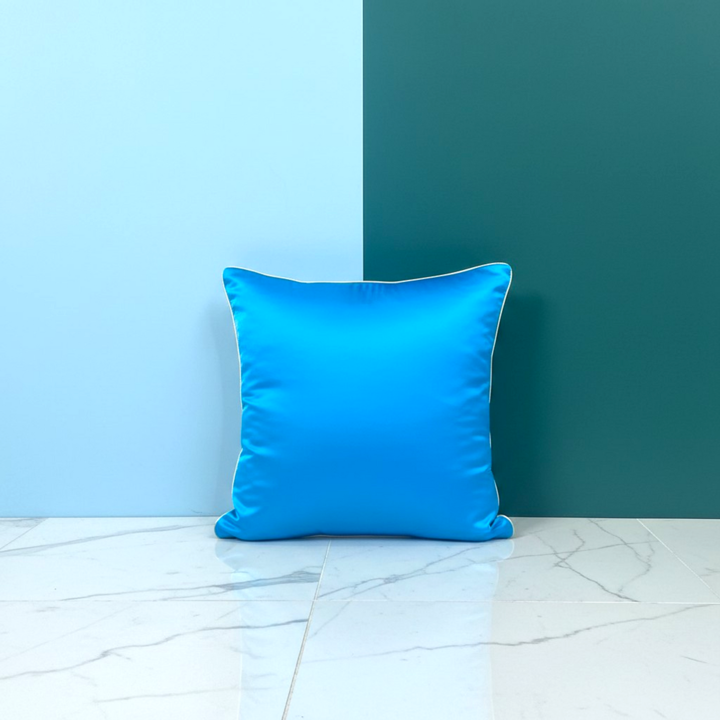 Housse de coussin en soie Vendôme – verso uni bleu – Amour de Pin-up Paris
