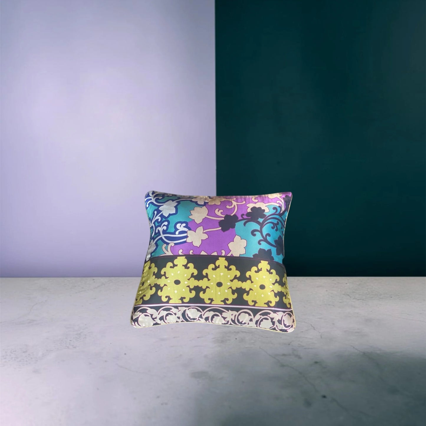 Housse de coussin en soie Versailles vert – motif floral arabesque – Amour de Pin-up Pari