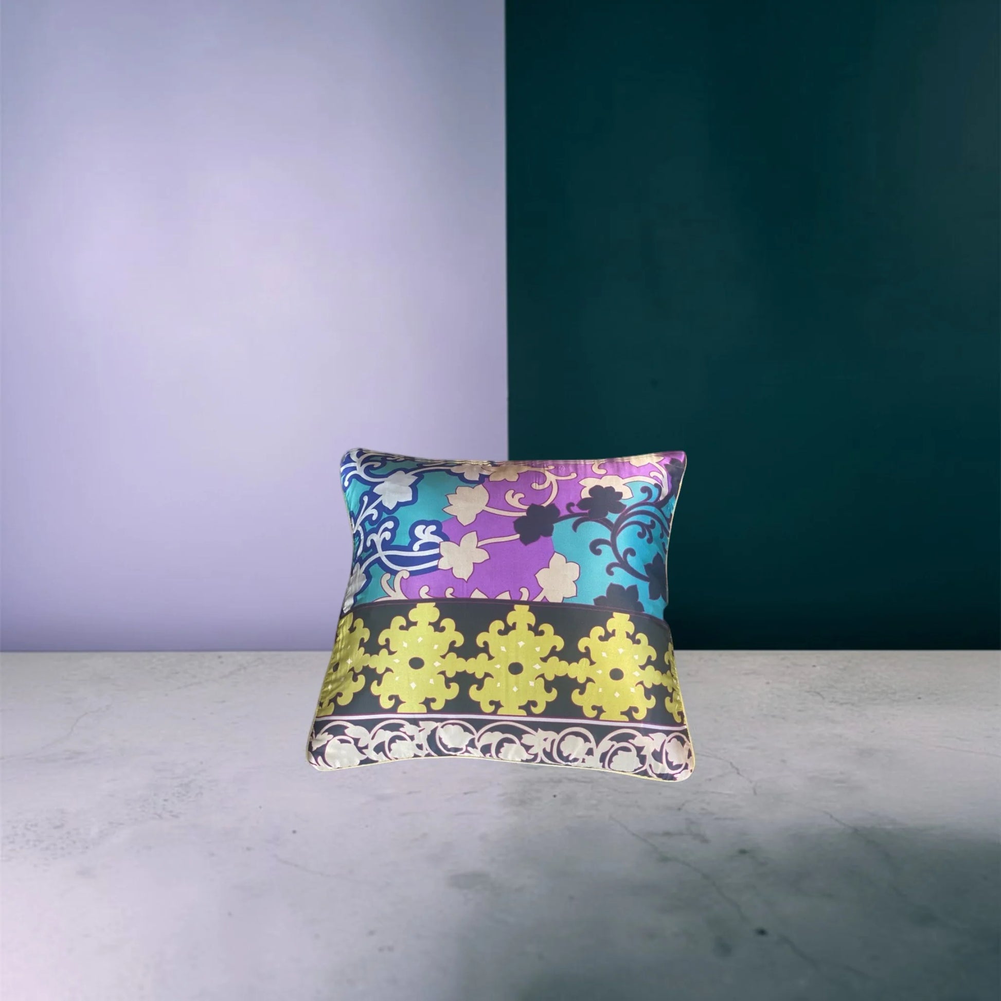 Housse de coussin en soie Versailles vert – motif floral arabesque – Amour de Pin-up Pari