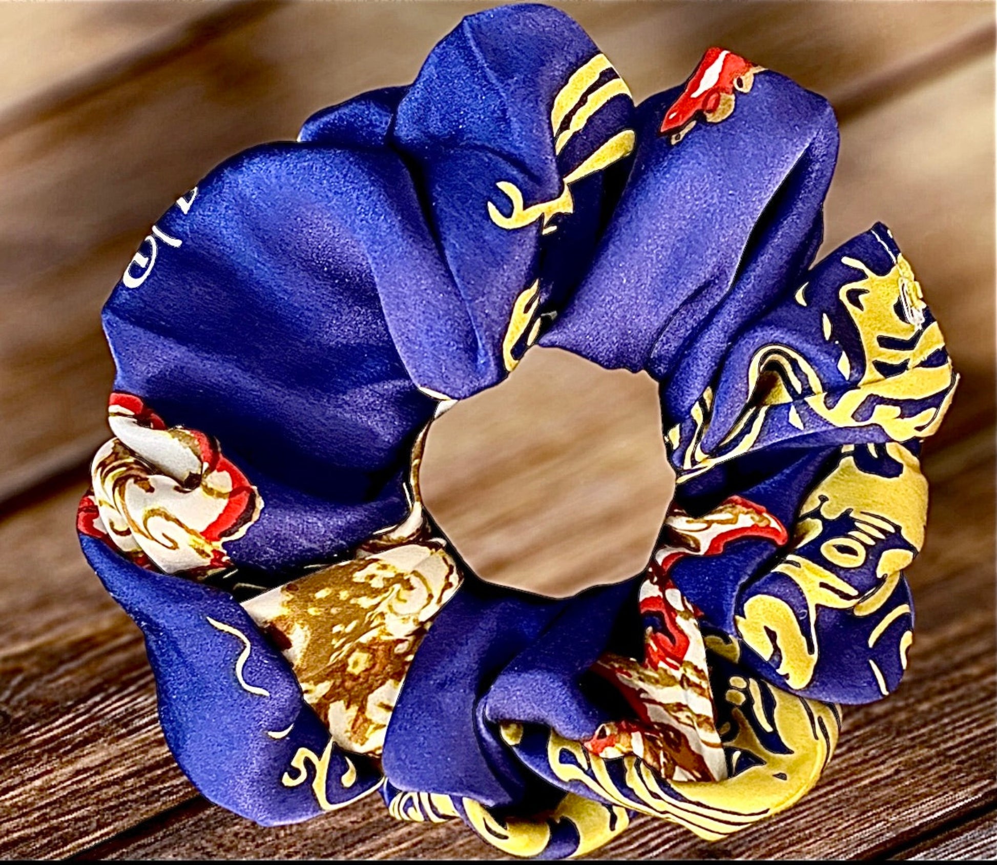 Chou chou Ibiza – satin de soie 100% imprimé navy, jaune et or, taille unique – Amour de Pin-up Paris
