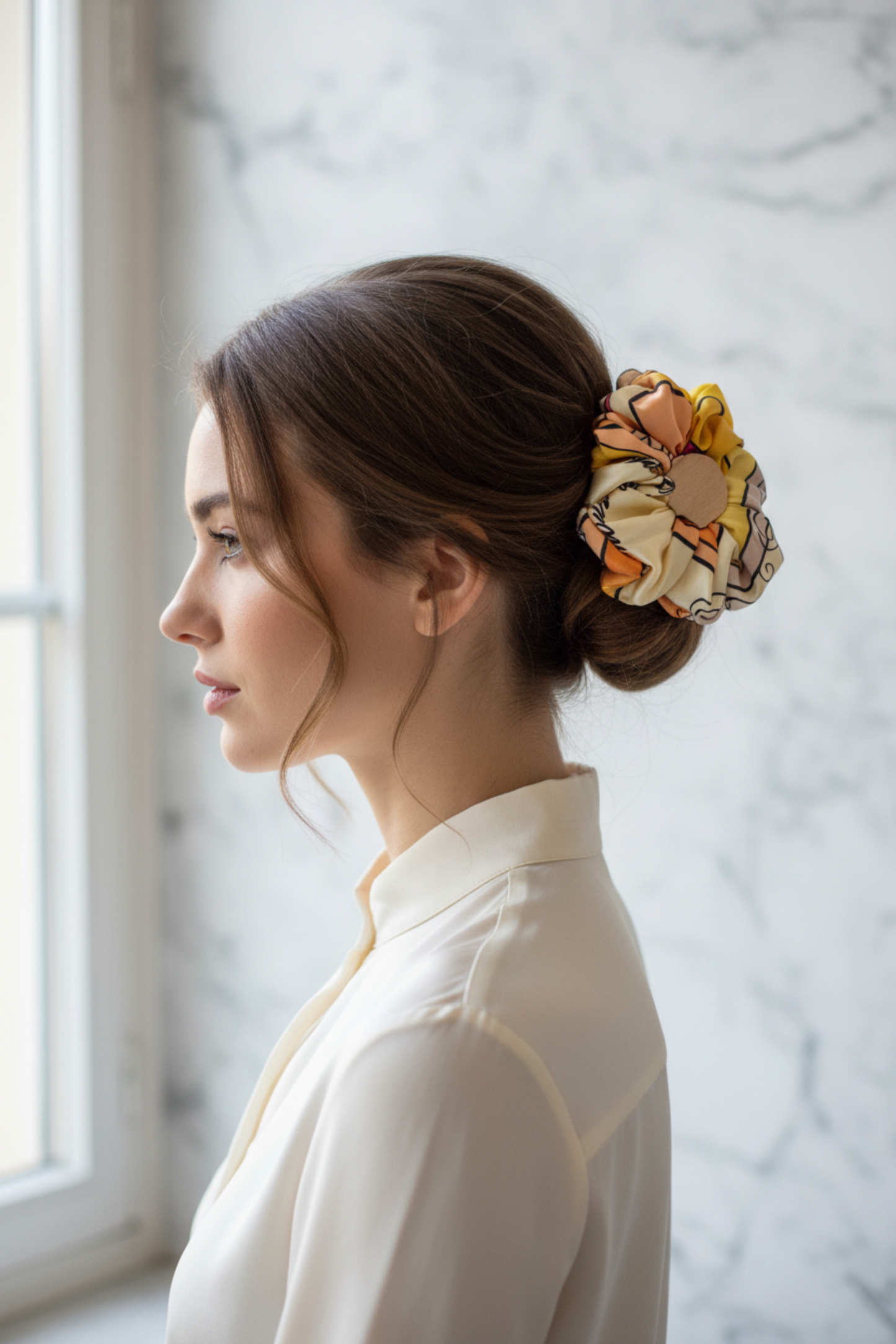 Chou chou Esmeralda porté dans les cheveux – imprimé soie notes de musique ivoire, jaune et orange – Amour de Pin-up Paris

