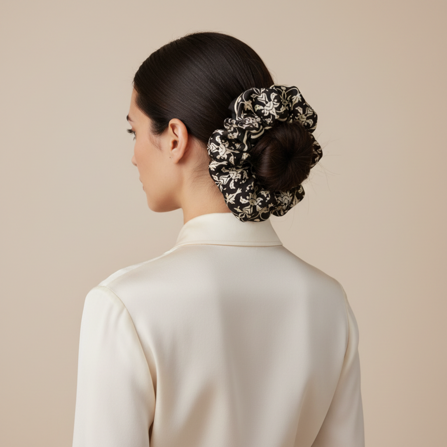 Chou chou Beverly Hills noir porté – élastique à cheveux en satin de soie 100%, imprimé floral noir et blanc, coiffure chic parisienne – Amour de Pin-up Paris

