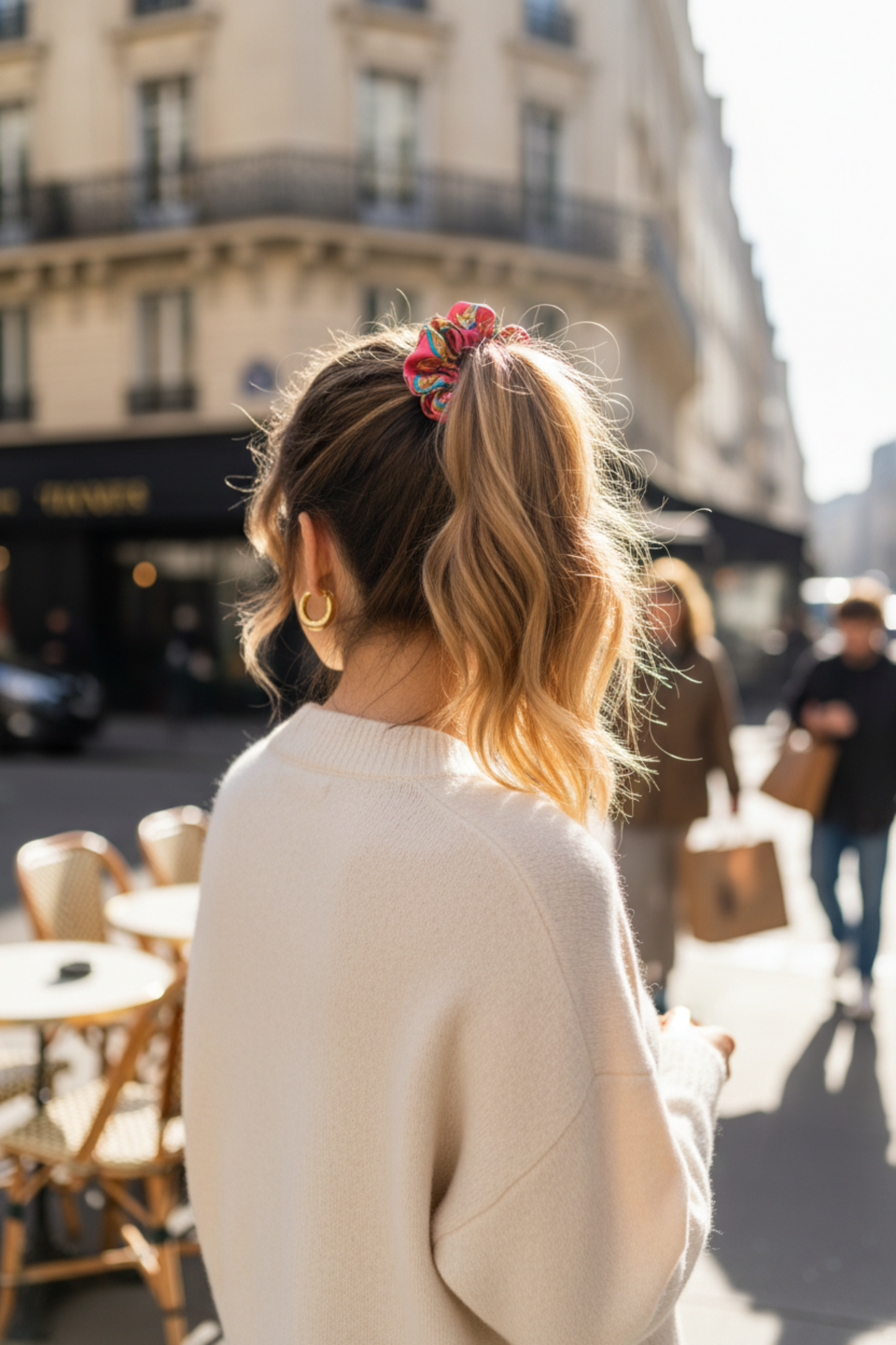 Chou chou Ibiza porté dans les cheveux – imprimé soie fuchsia, or et turquoise – Amour de Pin-up Paris
