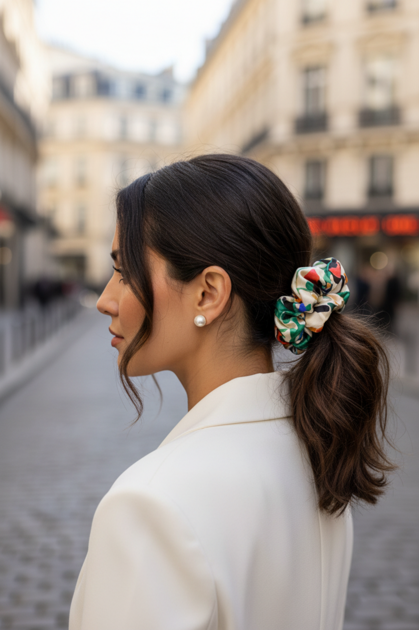 Chou chou Florida ecru – satin de soie 100% imprimé exclusif, porté dans les cheveux, style chic parisien – Amour de Pin-up Paris
