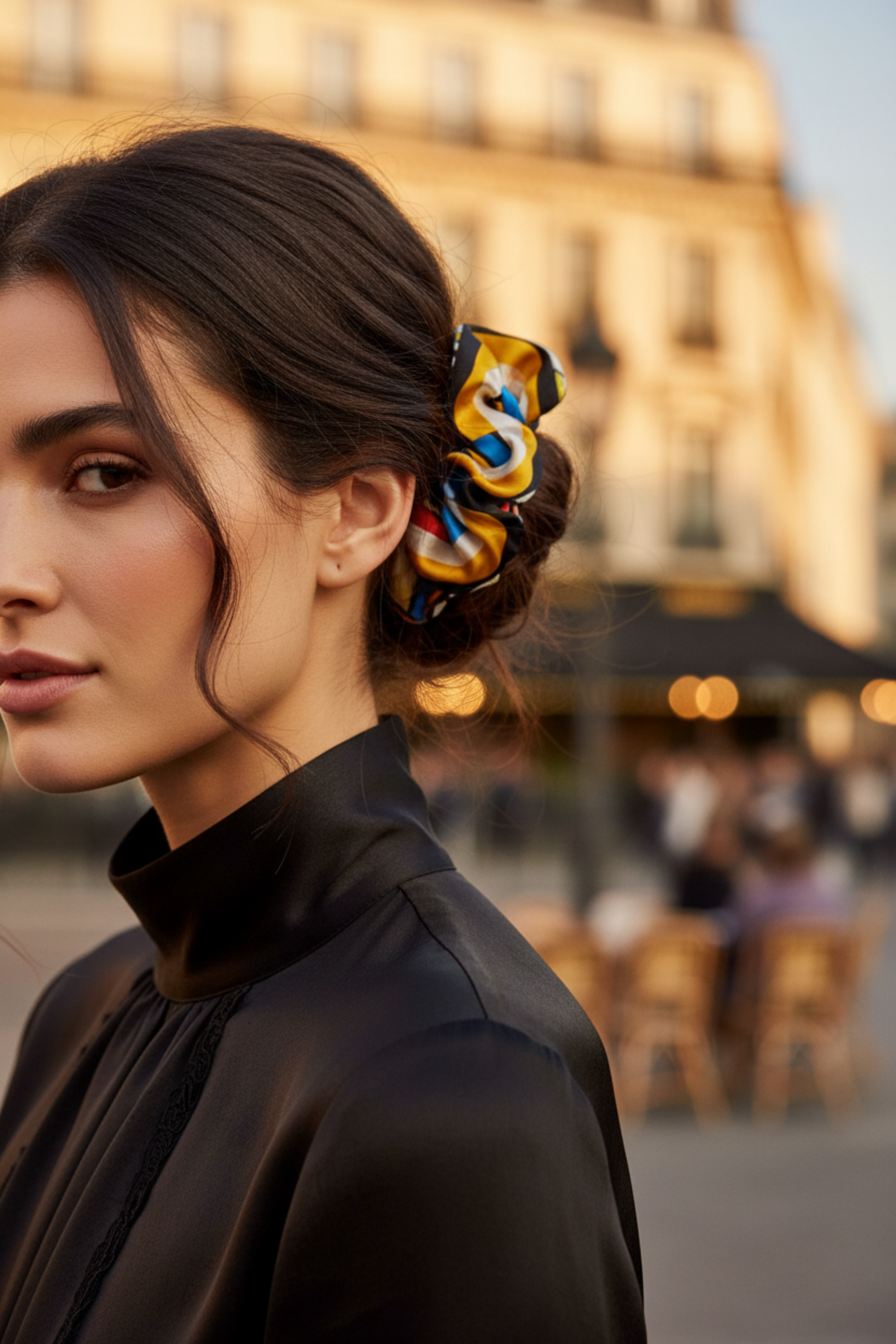Chou chou Miami turquoise – satin de soie 100% imprimé exclusif, porté dans les cheveux, style chic – Amour de Pin-up Paris
