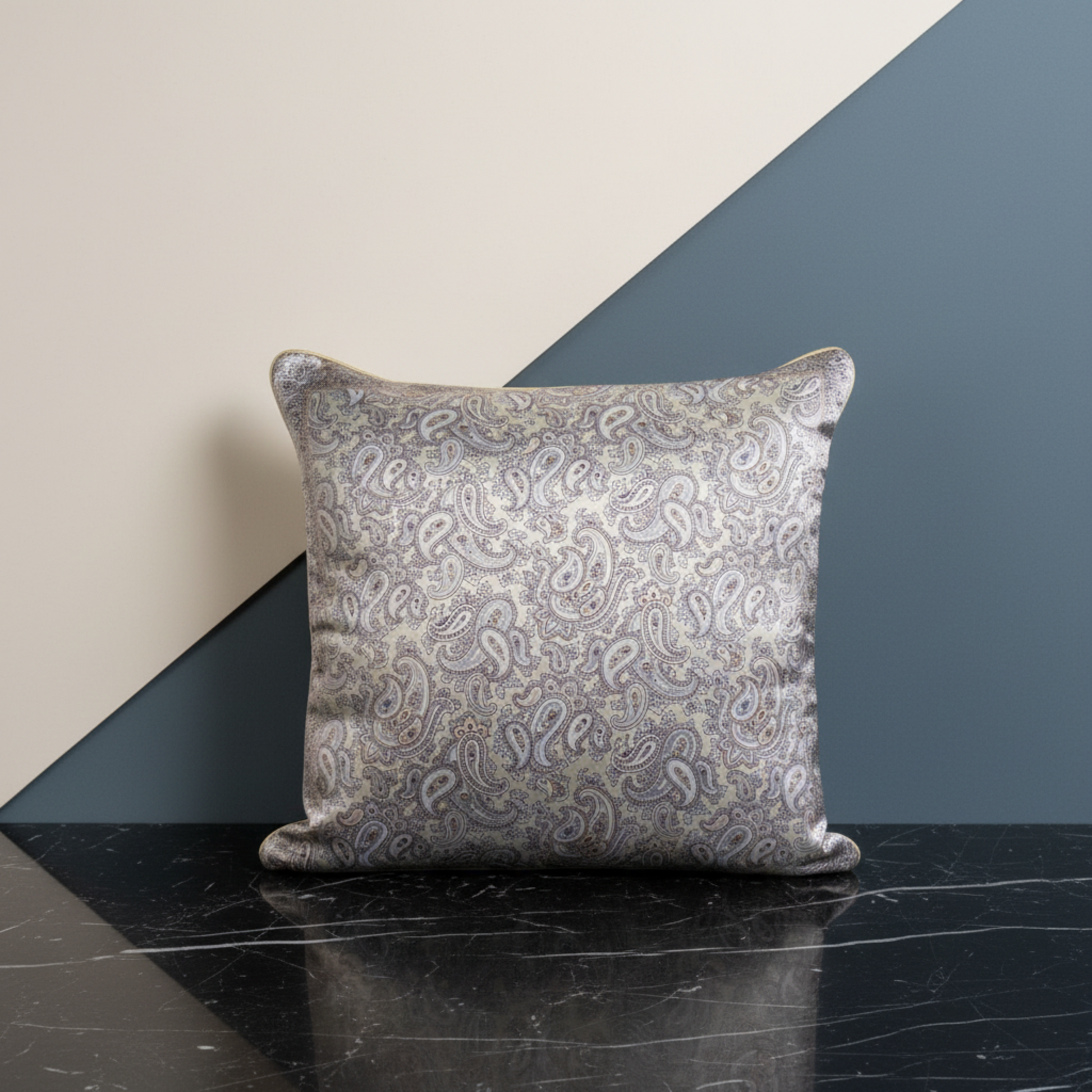 Housse de coussin Orléans – face soie 100% imprimé paisley exclusif tons gris argenté, biais en or, 50x50 cm – Amour de Pin-up Paris
