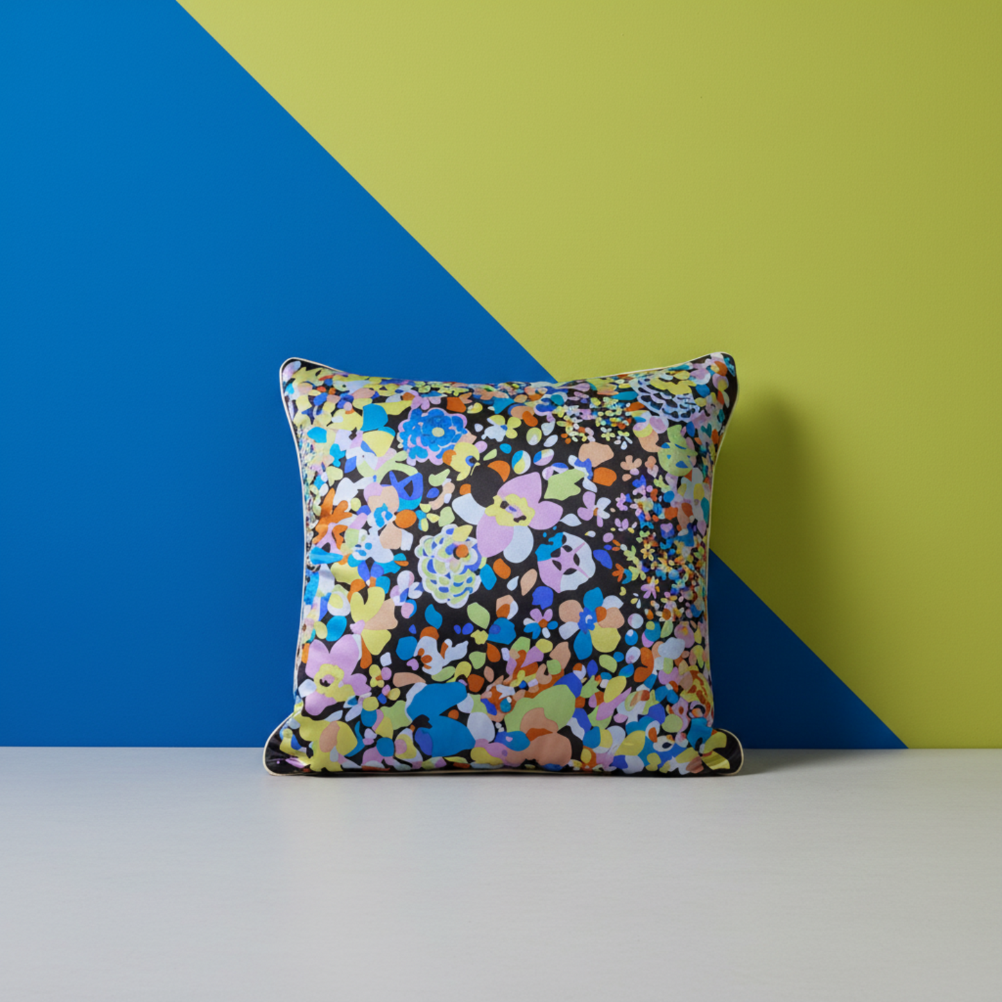 Housse de coussin Orlyn – face soie 100% imprimé floral abstrait bleu, violet, jaune-vert et orange sur fond noir, 50x50 cm – Amour de Pin-up Paris
