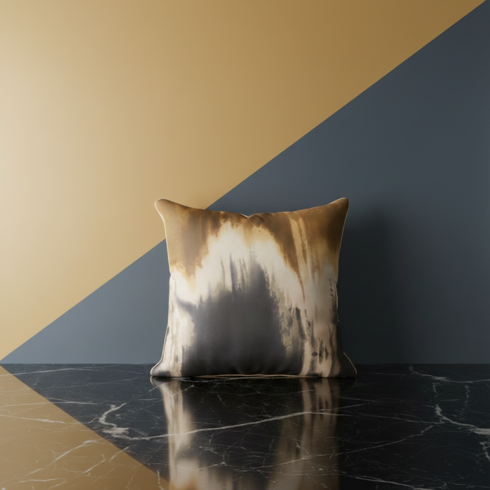 Housse de coussin Novara – face soie 100% imprimé tie-dye dégradé gold/noir/ivoire, passepoil en or, 50x50 cm – Amour de Pin-up Paris
