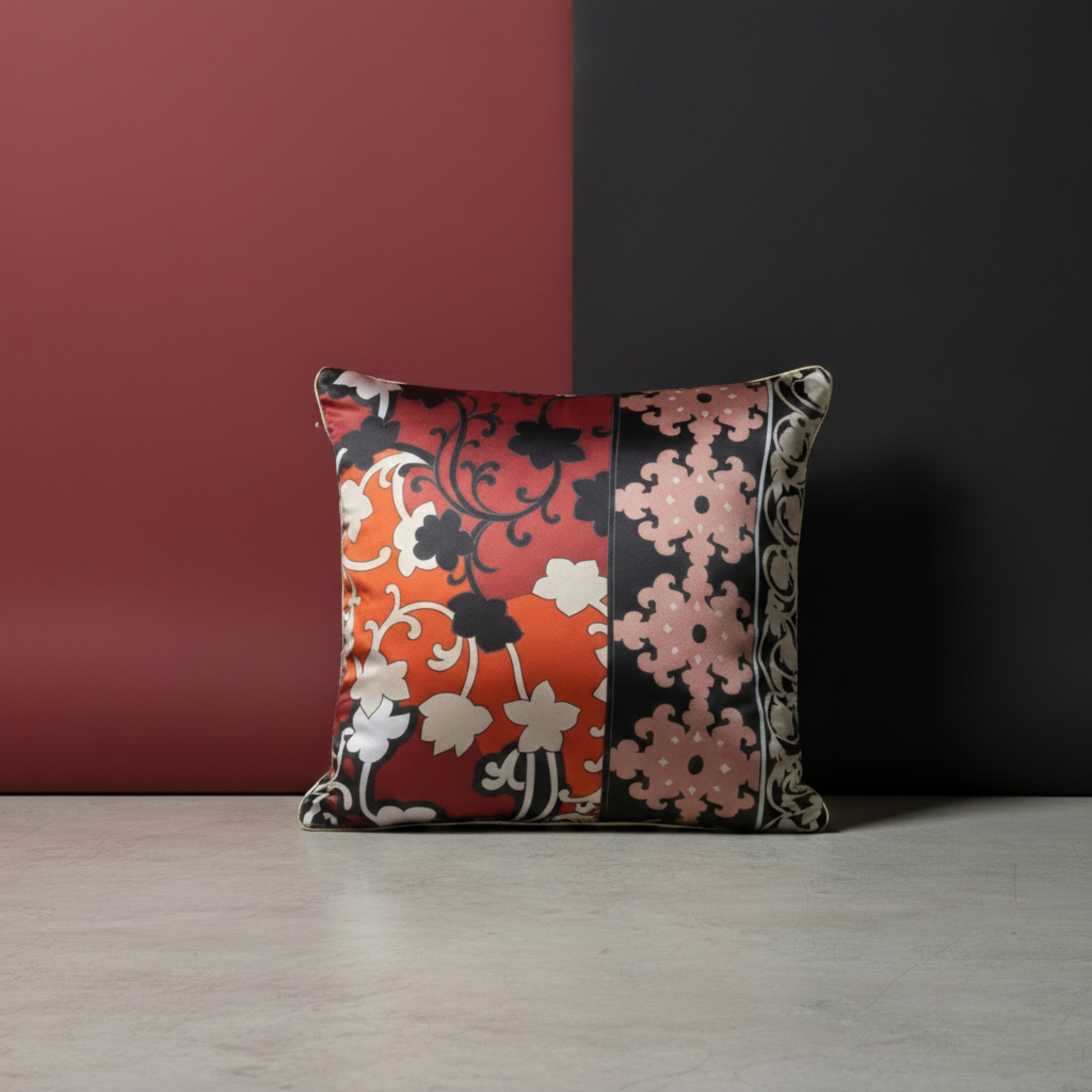 Housse de coussin en soie Versailles rouge – motif floral arabesque – Amour de Pin-up Paris
