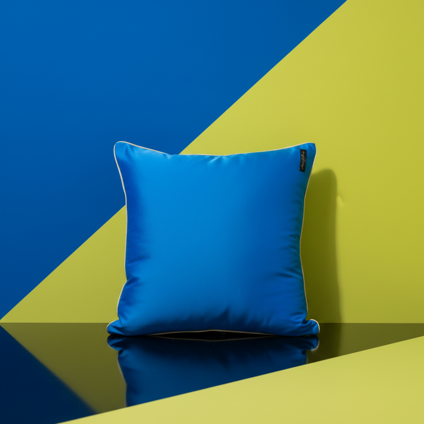 Housse de coussin Orlyn – verso uni bleu électrique, biais en or, soie 100% – Amour de Pin-up Paris
