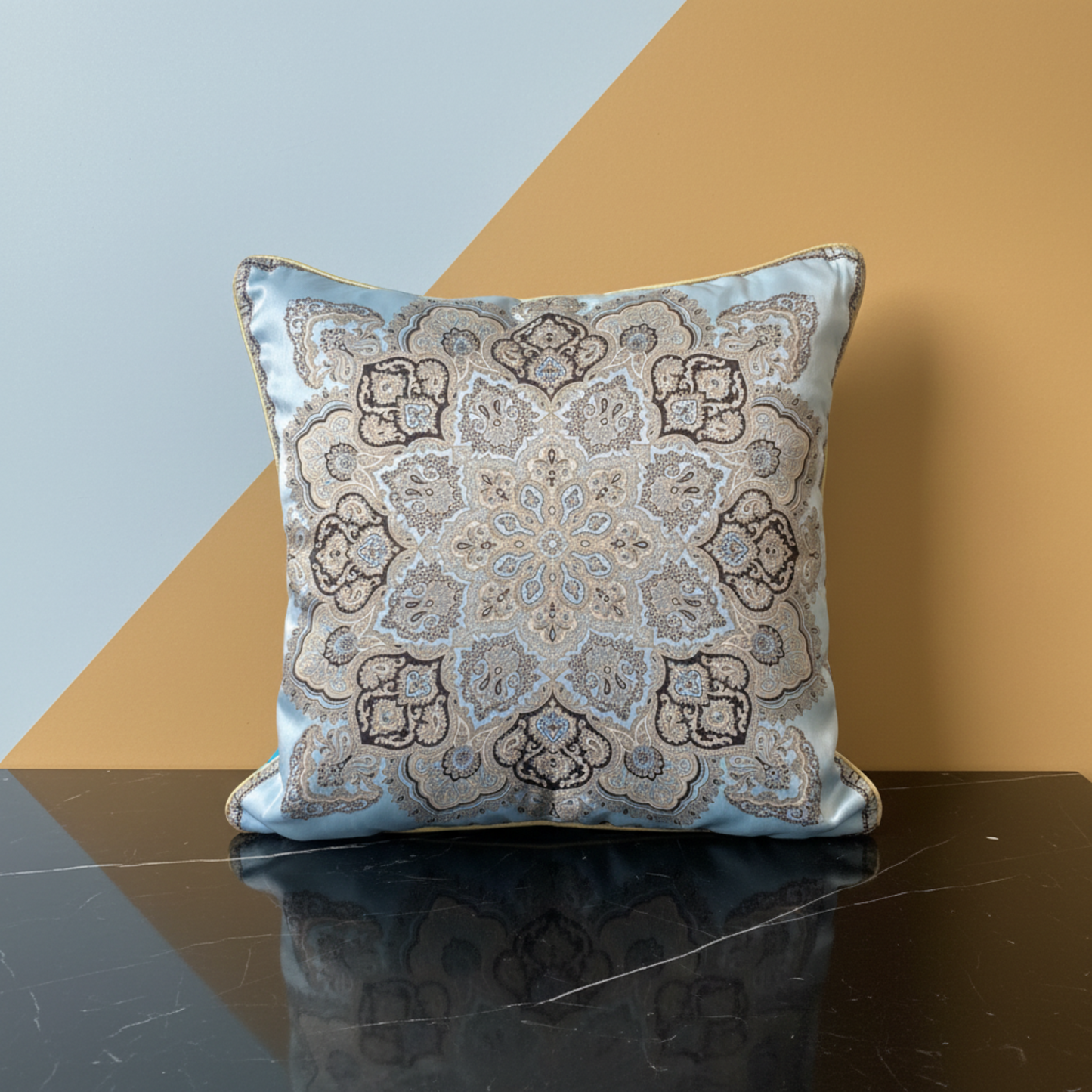 Housse de coussin Lysor – face soie 100% imprimé mandala paisley tons bleu ciel, beige et gris, biais en or, 50x50 cm – Amour de Pin-up Paris
