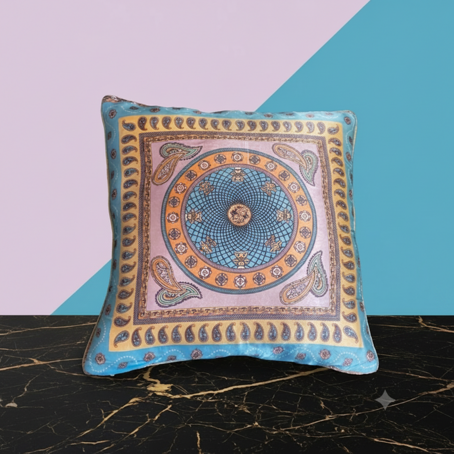Housse de coussin Bourbon – face soie 100% imprimé médaillon baroque paisley turquoise et or, biais en or, 50x50 cm – Amour de Pin-up Paris

