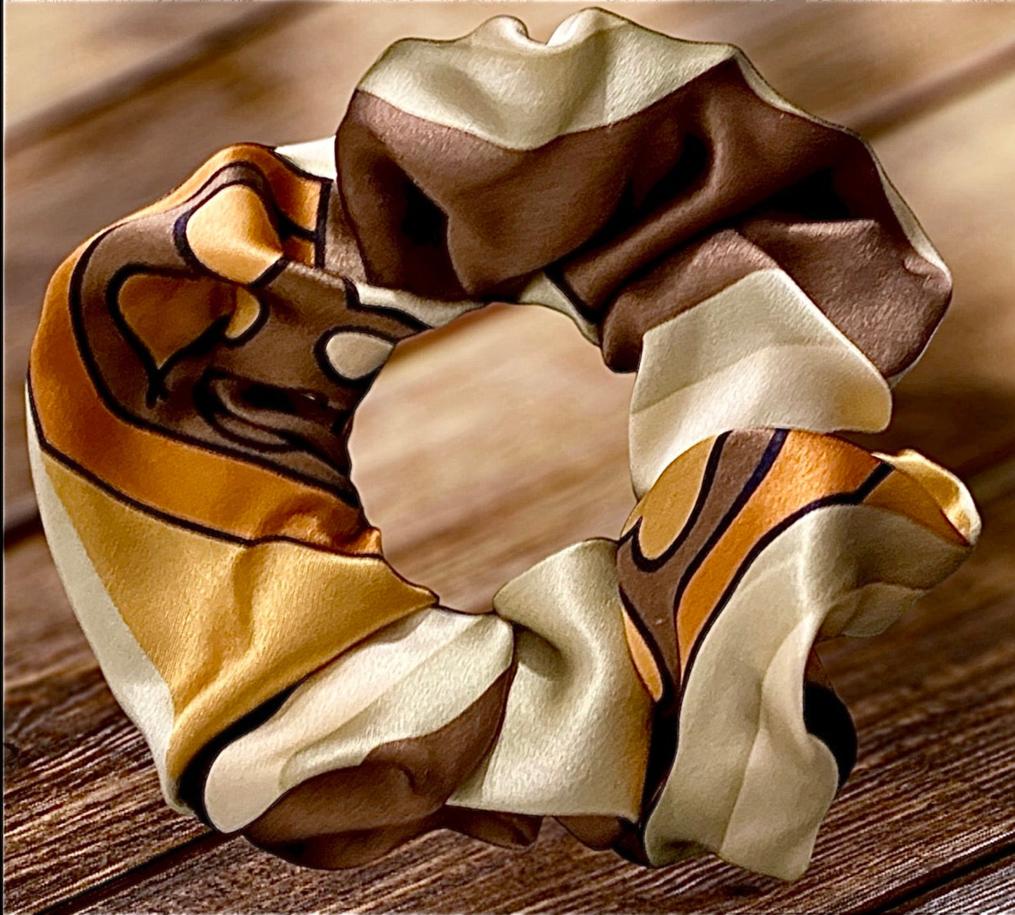 Chou chou Miami beige – satin de soie 100% imprimé exclusif tons beige, brun et or, taille unique – Amour de Pin-up Paris
