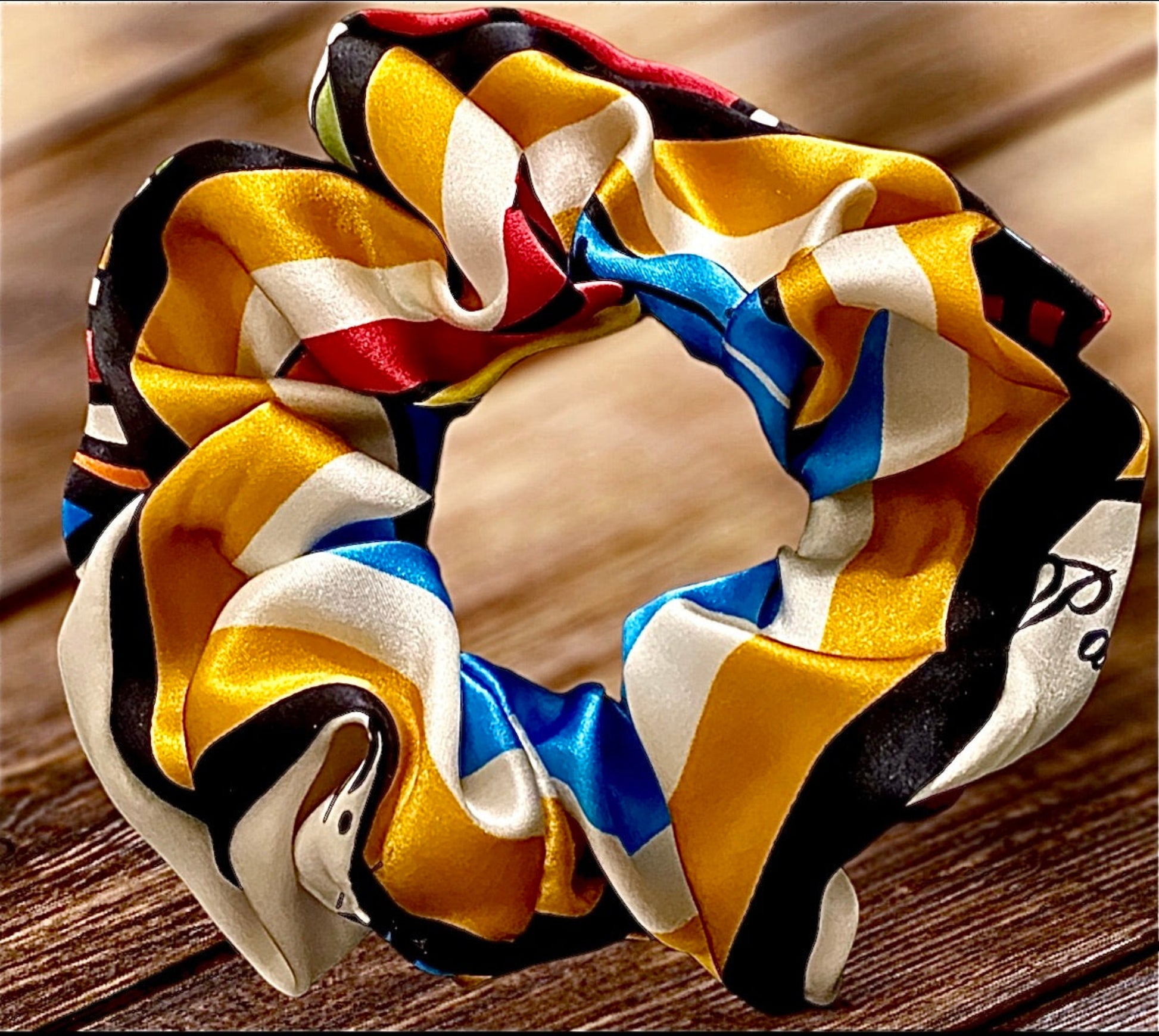 Chou chou Miami jaune – satin de soie 100% imprimé exclusif tons jaune, bleu et noir, taille unique – Amour de Pin-up Paris
