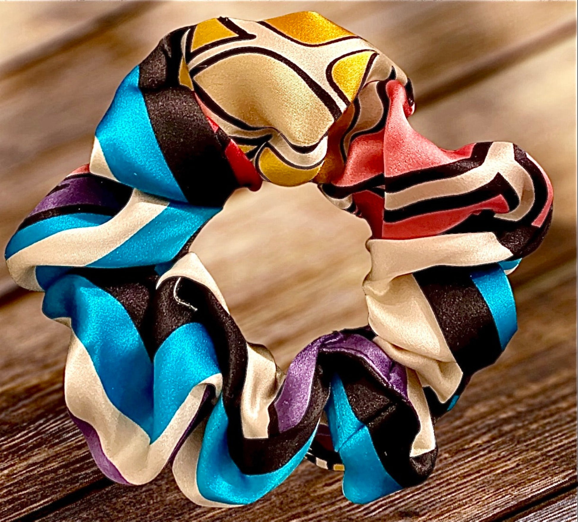 Chou chou Miami turquoise – satin de soie 100% imprimé exclusif tons turquoise, noir et blanc, taille unique – Amour de Pin-up Paris
